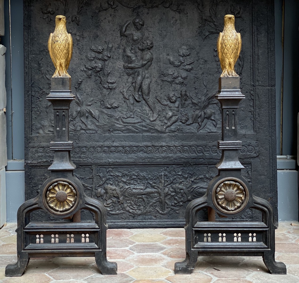 Accessoire pour cheminée : chenet et landier anciens d'aspect rustique
